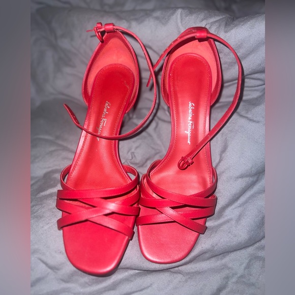 ‼️SOLD‼️Salvatore Ferragamo Red low heel size 7c - Picture 4 of 6